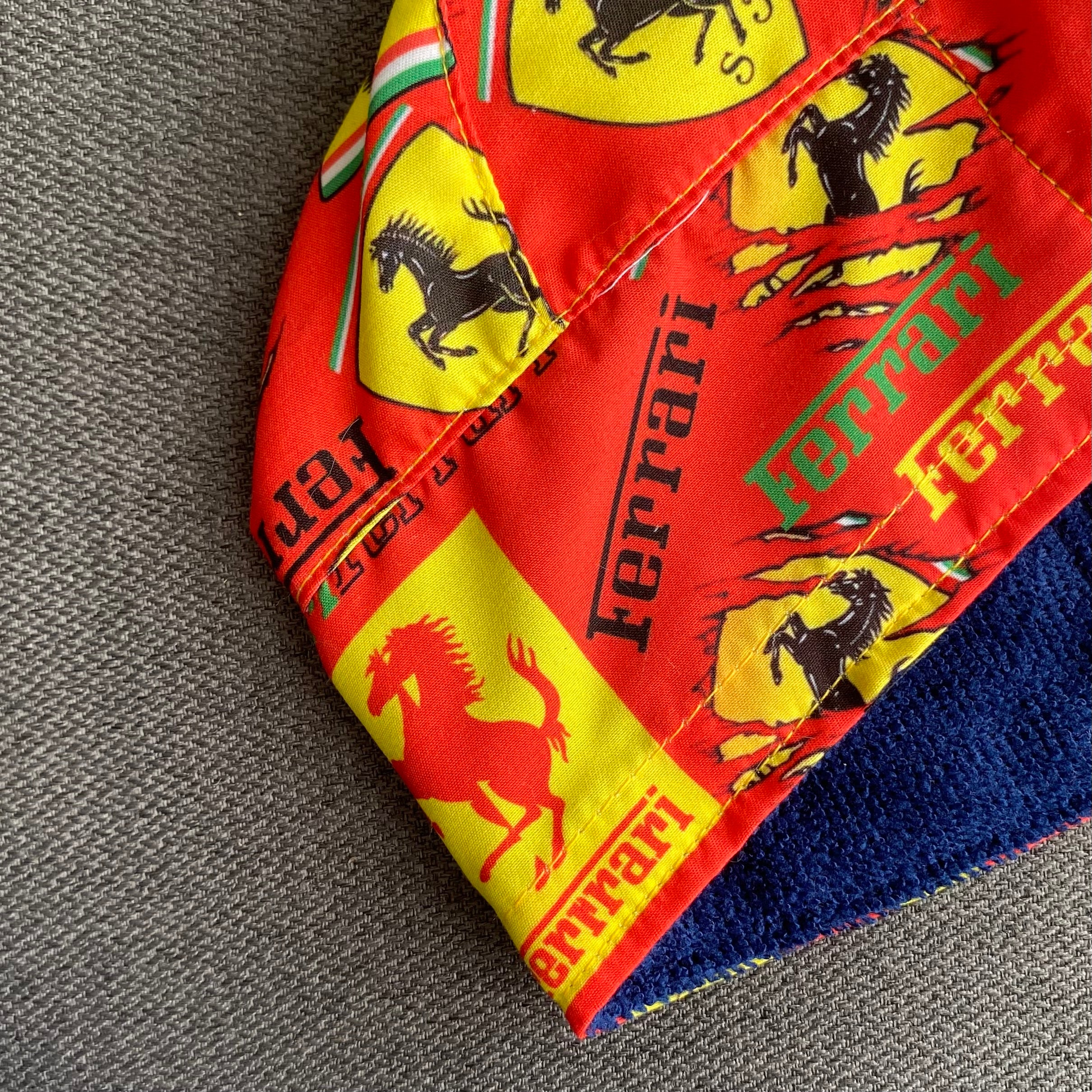 Gorro estampado Ferrari