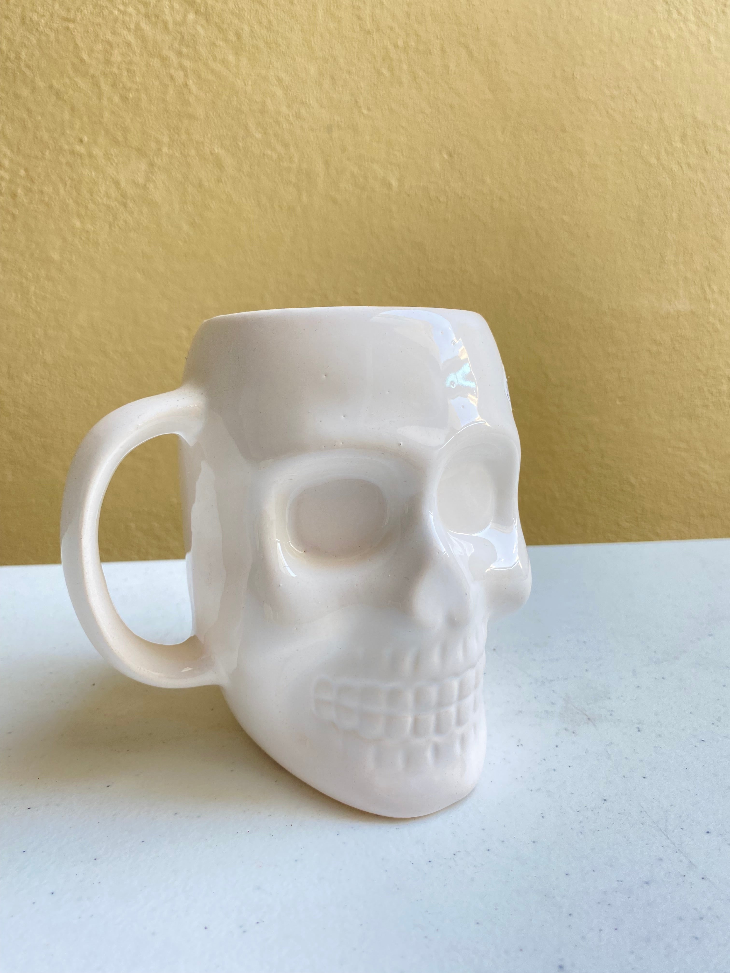 Taza de cráneo blanco